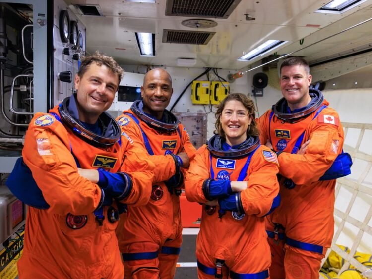 Fotografía cedida por la NASA donde aparecen los astronautas estadounidenses Reid Wiseman (i), Victor Glover (c-i), Christina Koch (c-d), y el canadiense Jeremy Hansen (d) de la misión Artemis II. (NASA) Créditos de imagen web: elconfidencial.com
