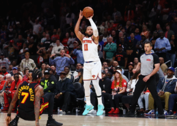 El base de los Knicks de Nueva York Jalen Brunson lanza el balón ante el base de los Hawks de Atlanta Nickeil Alexander-Walker el lunes 6 de abril del 2026. (AP Foto/Colin Hubbard)