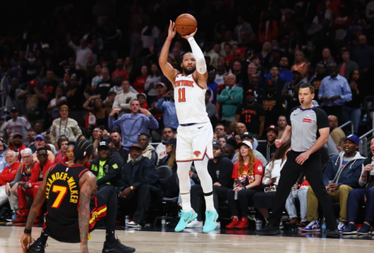El base de los Knicks de Nueva York Jalen Brunson lanza el balón ante el base de los Hawks de Atlanta Nickeil Alexander-Walker el lunes 6 de abril del 2026. (AP Foto/Colin Hubbard)