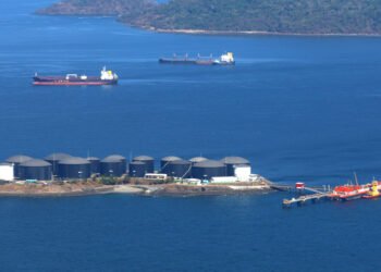 AME9665. ISLA MELONES (PANAMÁ), 01/04/2026.- Fotografía de tanques de almacenamiento de combustible el 25 de marzo de 2026 en Isla Melones (Panamá). En Panamá el alza del petróleo ya elevó el precio del combustible por encima de los 4 dólares por galón, presionando el transporte y la inflación, que el Fondo Monetario Internacional (FMI) prevé en torno al 2 % en 2026. EFE/Carlos Lemos