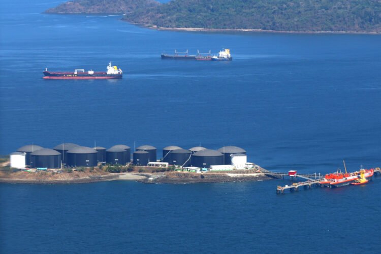 AME9665. ISLA MELONES (PANAMÁ), 01/04/2026.- Fotografía de tanques de almacenamiento de combustible el 25 de marzo de 2026 en Isla Melones (Panamá). En Panamá el alza del petróleo ya elevó el precio del combustible por encima de los 4 dólares por galón, presionando el transporte y la inflación, que el Fondo Monetario Internacional (FMI) prevé en torno al 2 % en 2026. EFE/Carlos Lemos