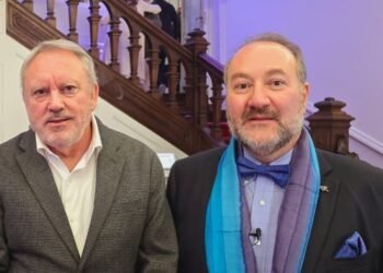 Theodoro Elssaca representando a Chile en el Festival Internacional de Poesía “Resistir” en París, Francia