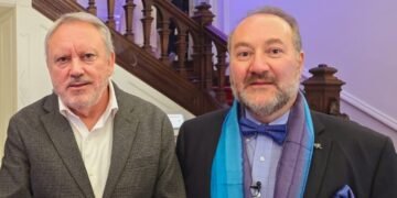 Theodoro Elssaca representando a Chile en el Festival Internacional de Poesía “Resistir” en París, Francia