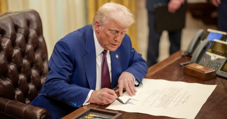 Donald Trump firmando una orden ejecutiva (Imagen de referencia)Foto © X/ President Donald J. Trump.