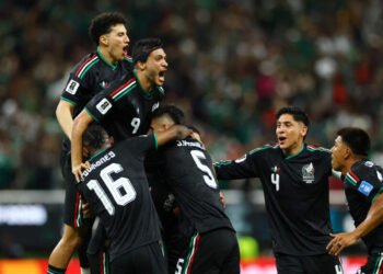 Luis Romo de México celebra luego de anotar su primer gol de la Copa del Mundo, junto a sus compañeros Jorge Sánchez, Raúl Jiménez, Julián Quiñones, Johan Vásquez, Edson Álvarez y Jesús Gallardo. Guadalajara, 18 de junio de 2026. El tanto representó la victoria del 'Tri' y la clasificación a segunda fase como primero de su grupo. REUTERS - Daniel Becerril
