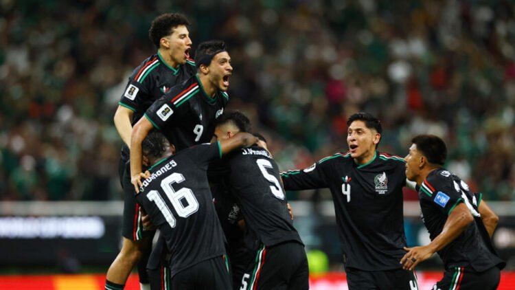 Luis Romo de México celebra luego de anotar su primer gol de la Copa del Mundo, junto a sus compañeros Jorge Sánchez, Raúl Jiménez, Julián Quiñones, Johan Vásquez, Edson Álvarez y Jesús Gallardo. Guadalajara, 18 de junio de 2026. El tanto representó la victoria del 'Tri' y la clasificación a segunda fase como primero de su grupo. REUTERS - Daniel Becerril