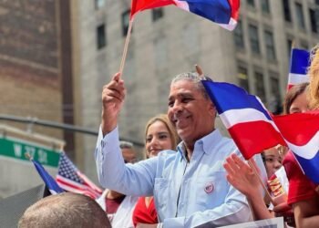 Adriano Espaillat reconoce derrota y se retira del escenario público