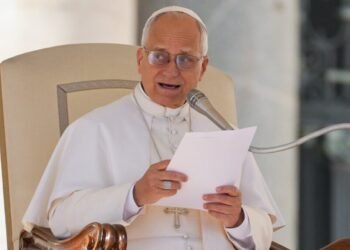 El papa León XIV habla con los visitantes durante su audiencia general semanal en la plaza de San Pedro del Vaticano, el 5 de noviembre de 2025. (Foto CNS/Lola Gómez)