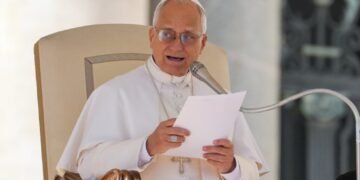 El papa León XIV habla con los visitantes durante su audiencia general semanal en la plaza de San Pedro del Vaticano, el 5 de noviembre de 2025. (Foto CNS/Lola Gómez)