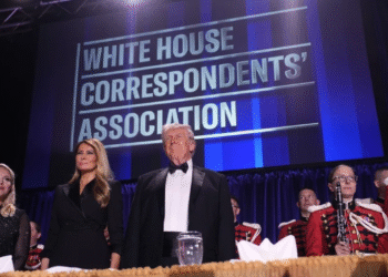 Fotografía de archivo de la secretaria de prensa de la Casa Blanca, Karoline Leavitt, la primera dama Melania Trump y el presidente de Estados Unidos, Donald Trump, en la cena de la Asociación de Corresponsales de la Casa Blanca en Washington, D.C., EE.UU. EFE/EPA/Yuri Gripas / POOL