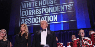 Fotografía de archivo de la secretaria de prensa de la Casa Blanca, Karoline Leavitt, la primera dama Melania Trump y el presidente de Estados Unidos, Donald Trump, en la cena de la Asociación de Corresponsales de la Casa Blanca en Washington, D.C., EE.UU. EFE/EPA/Yuri Gripas / POOL