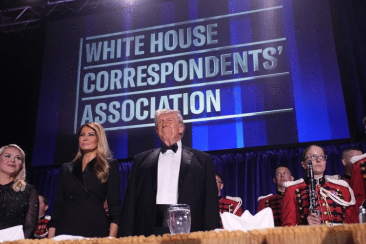 Fotografía de archivo de la secretaria de prensa de la Casa Blanca, Karoline Leavitt, la primera dama Melania Trump y el presidente de Estados Unidos, Donald Trump, en la cena de la Asociación de Corresponsales de la Casa Blanca en Washington, D.C., EE.UU. EFE/EPA/Yuri Gripas / POOL