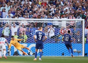 Francia derrotó ajustadamente 1-0 a Paraguay