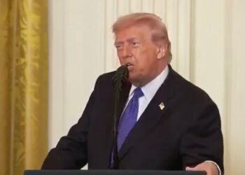 El presidente estadounidense, Donald Trump, durante su primera aparición pública en directo desde el inicio de la campaña militar contra Irán. (X). Imagen cortesía: elcorreo.ae
