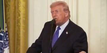 El presidente estadounidense, Donald Trump, durante su primera aparición pública en directo desde el inicio de la campaña militar contra Irán. (X). Imagen cortesía: elcorreo.ae