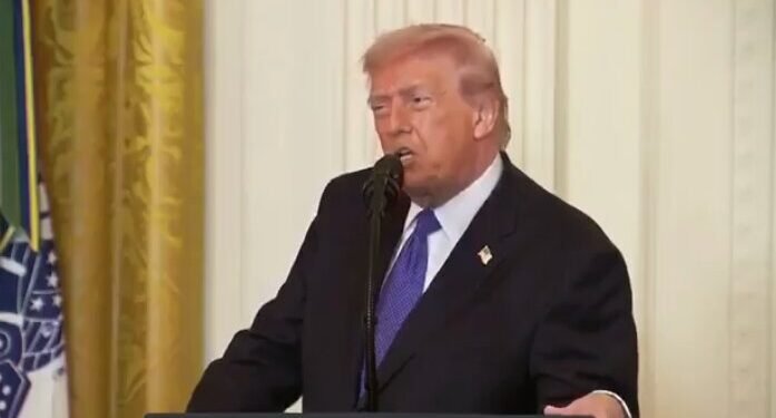 El presidente estadounidense, Donald Trump, durante su primera aparición pública en directo desde el inicio de la campaña militar contra Irán. (X). Imagen cortesía: elcorreo.ae
