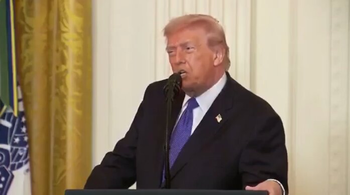 El presidente estadounidense, Donald Trump, durante su primera aparición pública en directo desde el inicio de la campaña militar contra Irán. (X). Imagen cortesía: elcorreo.ae