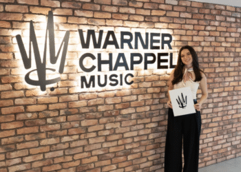 Emilia Vega firma con Warner Chappell Music como compositora tras años de construir éxitos para grandes voces del pop en español