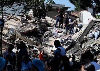 Un fuerte terremoto de 7,4 en el noroeste de Colombia deja 111 muertos y más de 60 edificios derrumbados.Créditos de Imagen - rtve