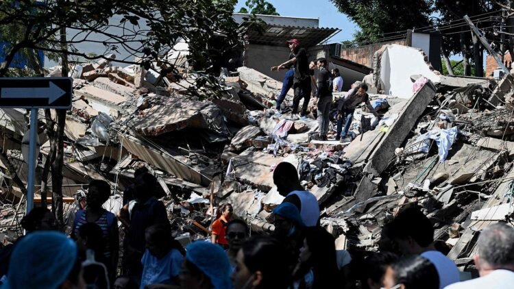 Un fuerte terremoto de 7,4 en el noroeste de Colombia deja 111 muertos y más de 60 edificios derrumbados.Créditos de Imagen - rtve