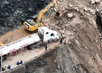 Deslizamiento de tierras y cortes de camino son parte de los problemas que generó el terremoto del jueves 20 de agosto.Imagen: Juan Santy/AFP