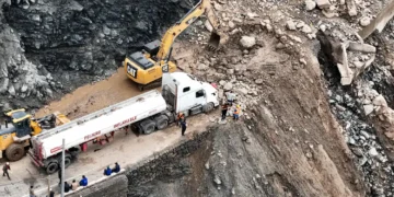 Deslizamiento de tierras y cortes de camino son parte de los problemas que generó el terremoto del jueves 20 de agosto.Imagen: Juan Santy/AFP