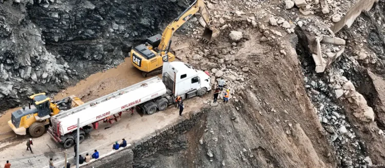 Deslizamiento de tierras y cortes de camino son parte de los problemas que generó el terremoto del jueves 20 de agosto.Imagen: Juan Santy/AFP
