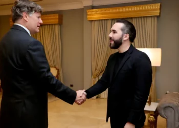 Presidente de El Salvador, Nayib Bukele con el subsecretario de Estado de Estados Unidos, Christopher Landau (Diario El Salvador). Créditos de imagen: uhnplus.com