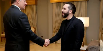 Presidente de El Salvador, Nayib Bukele con el subsecretario de Estado de Estados Unidos, Christopher Landau (Diario El Salvador). Créditos de imagen: uhnplus.com
