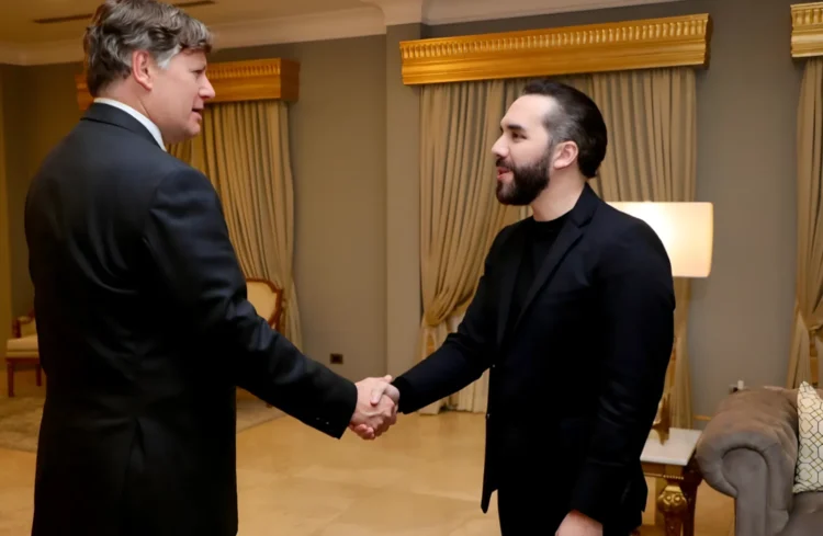 Presidente de El Salvador, Nayib Bukele con el subsecretario de Estado de Estados Unidos, Christopher Landau (Diario El Salvador). Créditos de imagen: uhnplus.com