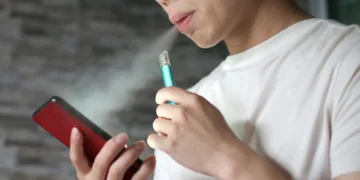 Muchos adultos jóvenes que empezaron a vapear de adolescentes no pueden dejar el hábito. GETTY IMAGES.