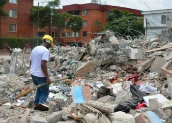Una persona removiendo escombros del edificio Torres del Limonar, en Cali. Créditos de Imagen: sabanetaprimero.com.
