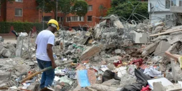 Una persona removiendo escombros del edificio Torres del Limonar, en Cali. Créditos de Imagen: sabanetaprimero.com.