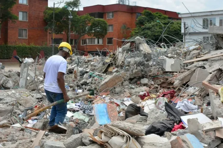 Una persona removiendo escombros del edificio Torres del Limonar, en Cali. Créditos de Imagen: sabanetaprimero.com.