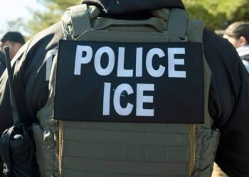Un oficial del Servicio de Inmigración y Control de Aduanas de Estados Unidos (ICE) escucha durante una sesión informativa, en Silver Spring, Maryland. (Foto AP/Alex Brandon, Archivo)