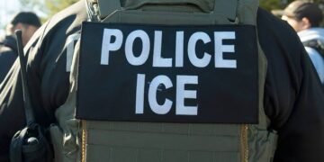Un oficial del Servicio de Inmigración y Control de Aduanas de Estados Unidos (ICE) escucha durante una sesión informativa, en Silver Spring, Maryland. (Foto AP/Alex Brandon, Archivo)