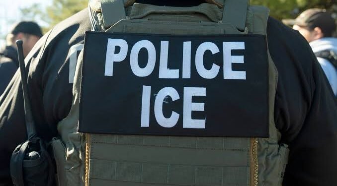 Un oficial del Servicio de Inmigración y Control de Aduanas de Estados Unidos (ICE) escucha durante una sesión informativa, en Silver Spring, Maryland. (Foto AP/Alex Brandon, Archivo)