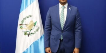Cónsul general Víctor Ramírez.