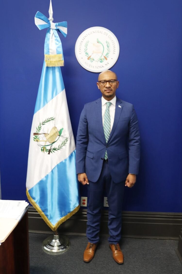 Cónsul general Víctor Ramírez.